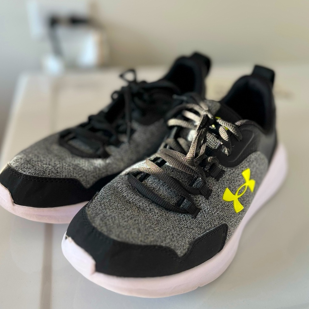 Boys Under Armour Sneakers size 6.5Y